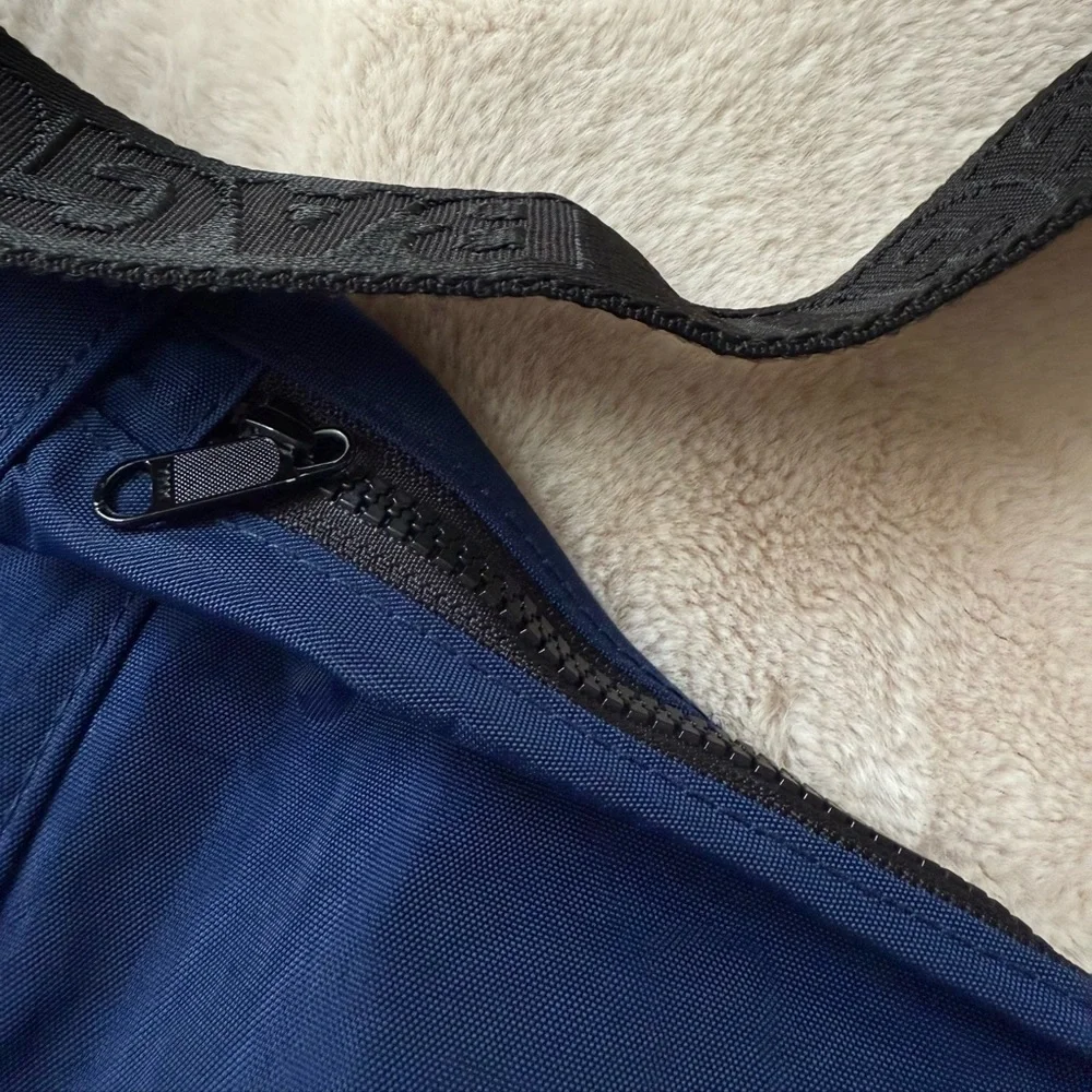 BAGGU Medium Nylon Crescent Bag Navy Black Strap NWOT - Picture 5 of 13